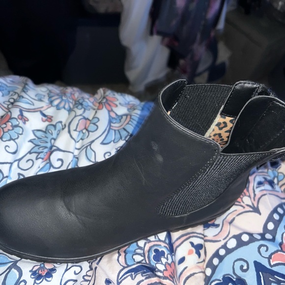 Boots - Picture 3 of 4